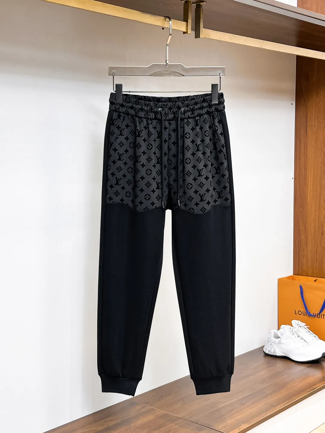 🅿️720 LV 2025 autumn and winter new counter casual suit, breathable, comfortable and casual! Full of high-end feel! The details are exquisite and high-end, and the workmanship is impeccable! The original high-end fabric is very high-end! The fabric is crisp, anti-wrinkle and wear-resistant, warm, neat and stylish. Everyone must buy a set this autumn and winter. They must look cool and handsome when wearing it. We specially recommend the size M-3XLC30